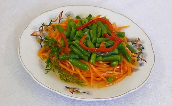 Салат из фасоли стручковой и моркови по-корейски